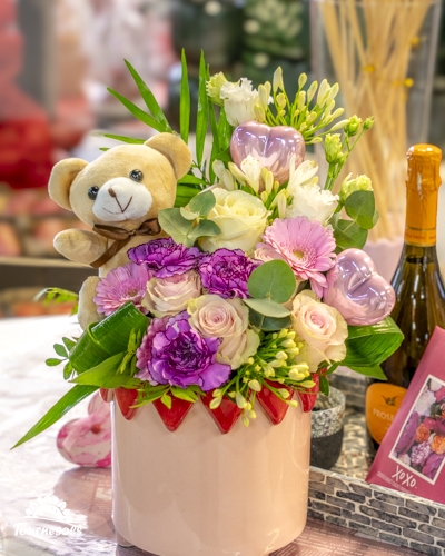 Bouquet de Saint-Valentin en boîte avec roses roses, fleurs colorées, ourson et cœurs décoratifs